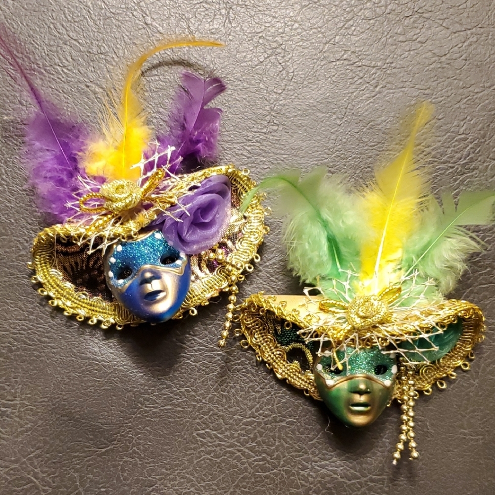 Mardi Gras Vintage Gold and Green Feathered Mask Art Memorabilia Magnets
